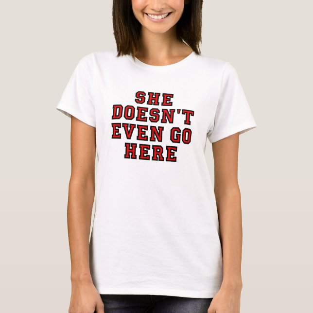 HON GÅR INTE ENS HÄR TEE SHIRT (Framsida)