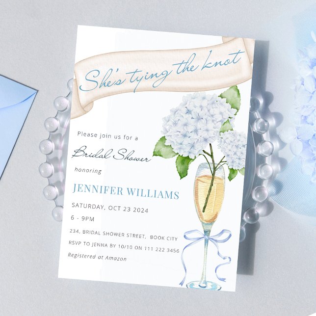 Hon Gifter sig Blue Hydrangea Möhippa Inbjudningar (She's Tying the Knot Blue Hydrangea Bridal Shower Invitation)
