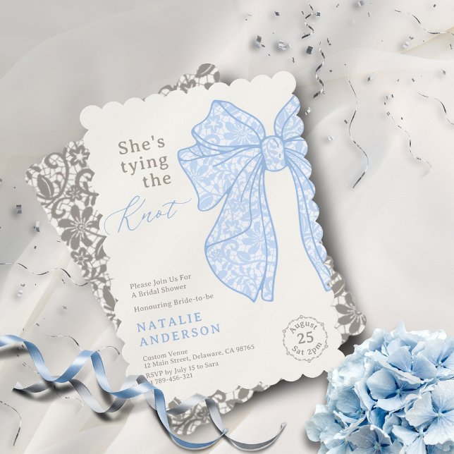 Hon gifter sig Blue Snöre Bow Möhippa Inbjudningar (She's tying the Knot Blue Lace Bow Bridal Shower Invitation)