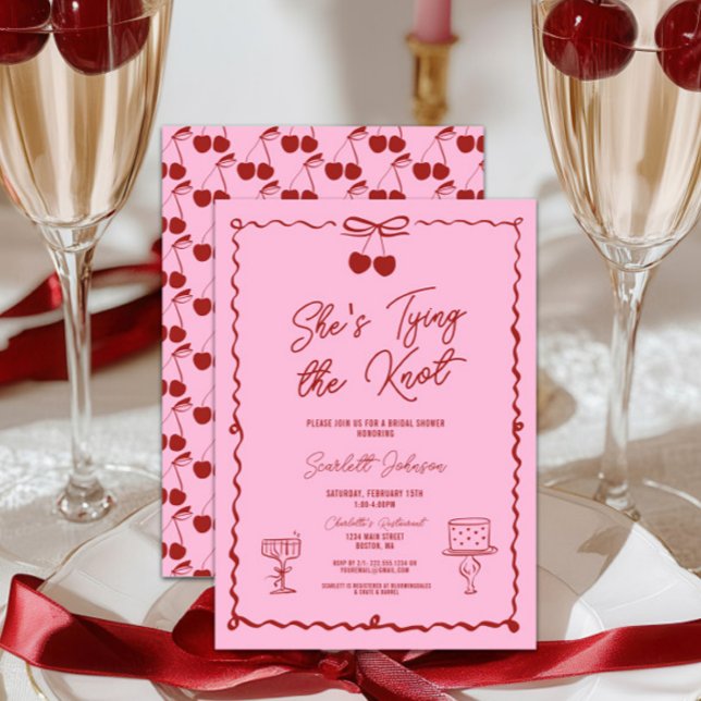 Hon Gifter sig Bow Cherry Red Möhippa Inbjudningar (Pink and Cherry Red She's Tying the Knot Bow Bridal Shower Invitations, Chic Trendy, Wavy, Cherries)