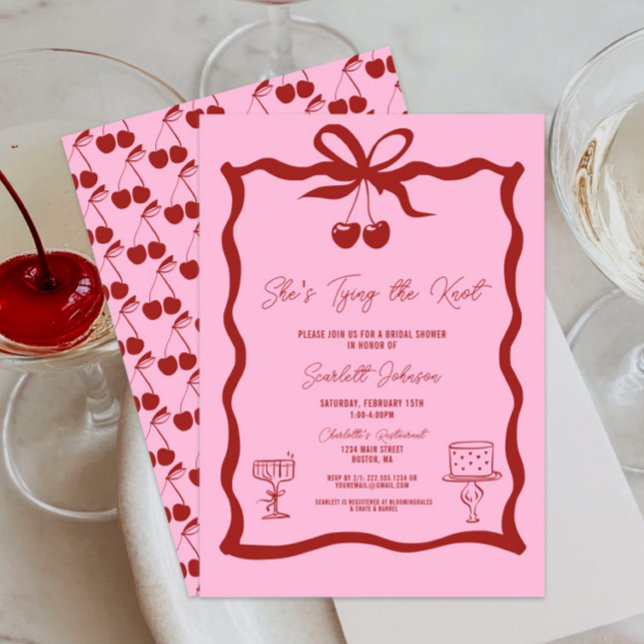 Hon Gifter sig Bow Cherry Red Möhippa Inbjudningar (Pink and Cherry Red She's Tying the Knot Bow Bridal Shower Invitations, Chic Trendy, Wavy, Cherries)