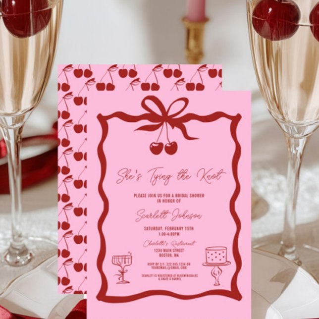 Hon Gifter sig Bow Cherry Red Möhippa Inbjudningar (Pink and Cherry Red She's Tying the Knot Bow Bridal Shower Invitations, Chic Trendy, Wavy, Cherries)