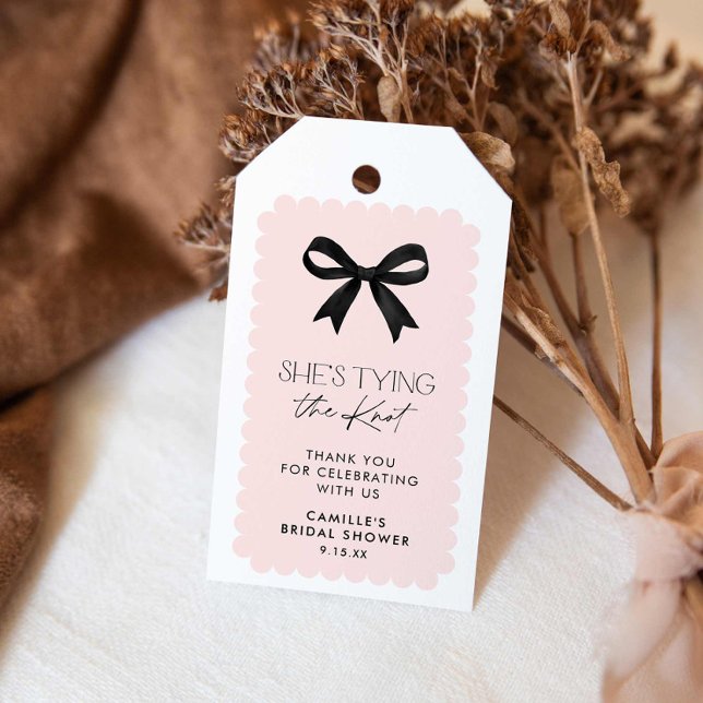 Hon Gifter sig Bow Möhippa Presentetikett (Pink She's tying the knot bow bridal shower favor tag)