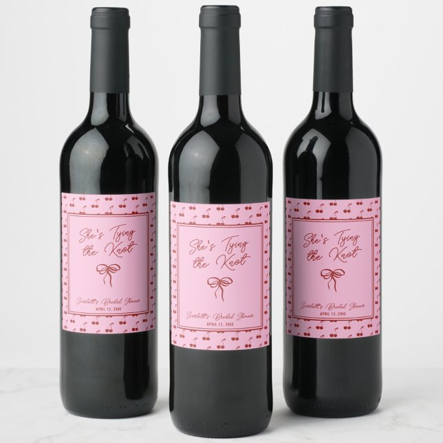 Hon Gifter sig Cherry Möhippa Cocktail Vinflaska Etikett (Add a personal touch to your bridal shower with this cherry custom "She's Tying the Knot" wine label)