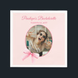 Hon Gifter sig Coquette Bachelorette Party Pappersservett<br><div class="desc">Det här trendiget är utformat med en rosa coquette-båge och en bild av din brud. Anpassa med bridens namn,  foto och datum eller plats. Perfekt för evenemanget för att lägga till lite roligt och fläkt.</div>