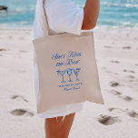 Hon Gifter sig Kustnära Elegant Hand plockade Tygkasse<br><div class="desc">Eleganten "Hon är Gifter sig" är perfekt för en strand eller kustbachelorette firande. Utformningen har ett vackert havsbottentema, med ett typsnitt för snyggten och en sofistikerad layout som säkert kommer att imponera på dina gäster. På inbjudningens baksida hittar du all information om bakteriepartiet i helg, skapar det lämpligt för dina...</div>