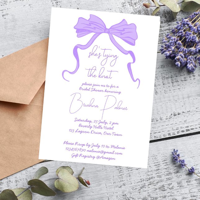 Hon gifter sig lila band. inbjudningar (She's tying the knot purple ribbon handrawn scribble bow bridal shower invitation template)