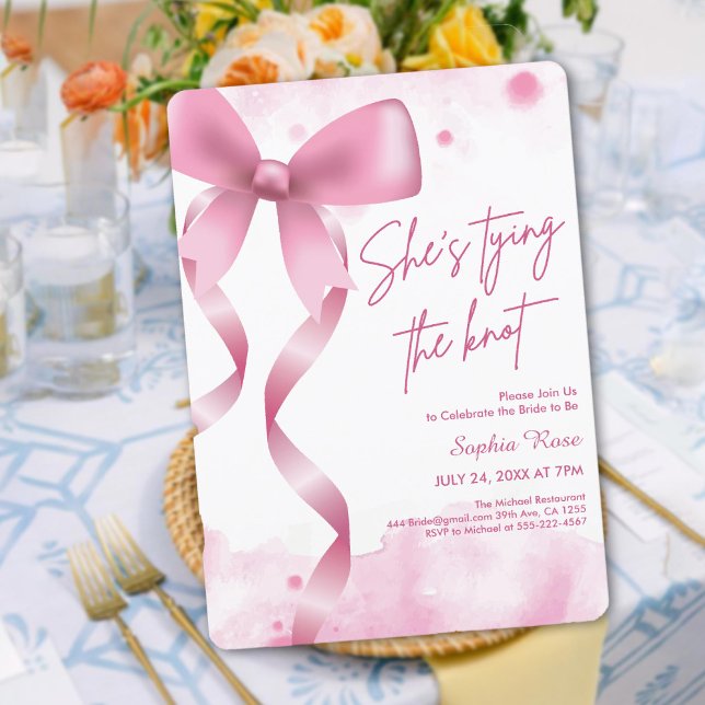 Hon Gifter sig mjuk Rosa Bow-Möhippa Inbjudningar (She's Tying the Knot Soft Pink Bow Bridal Shower Invitation)
