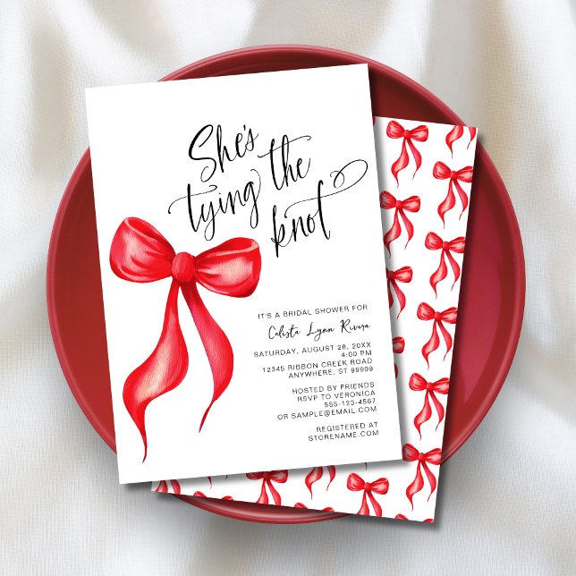 Hon Gifter sig Red Bow Möhippa Inbjudningar (Shown on a 5" x 7" invitation)
