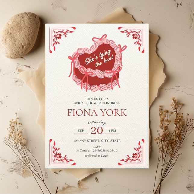 Hon gifter sig Retro Heart Red Möhippa Inbjudningar (She's tying the knot Retro Heart Shaped Cake Red Pink Bridal Shower Invitation Hand Drawn Aesthetic)