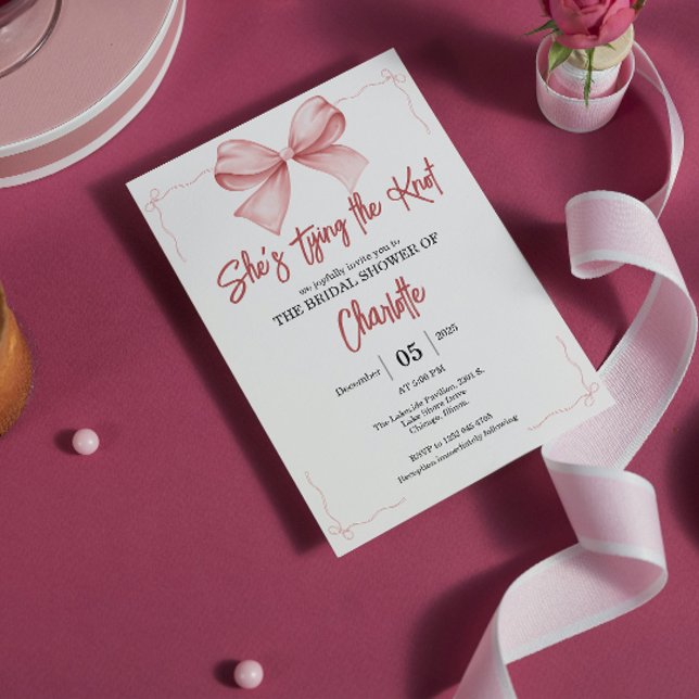 Hon gifter sig rosa Bow möhippa Inbjudningar (cute watercolor She’s Tying the Knot Bridal Shower Invitation soft red satin bow, coquette bow)