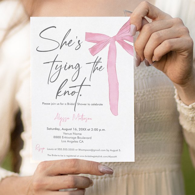 Hon Gifter sig Rosa Bow-Möhippan Inbjudningar (She's tying the knot script bridal shower invitation template with pink bow.)