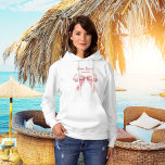 Hon gifter sig rosa bow Team Bride T Shirt<br><div class="desc">Vit t-shirt som dekorerats med en rosa färgad båge. Anpassa och lägg till ett namn. Text: Team Bride. Hon är gifter sig. Text både framtill och baktill.</div>