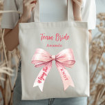 Hon gifter sig rosa bow Team Bride Tygkasse<br><div class="desc">Dekoreras med en rosa färgad-butik. Anpassa och lägg till ett namn. Text: Team Bride. Hon är gifter sig.</div>