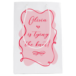 Hon gifter sig rosa och röd möhippa