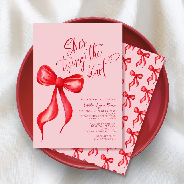 Hon Gifter sig Rosa Red Bow Möhippa Inbjudningar (Shown on a 5" x 7" invitation)
