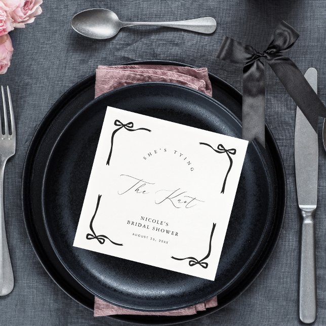 Hon Gifter sig svarta blöjor Pappersservett (Skapare uppladdad)