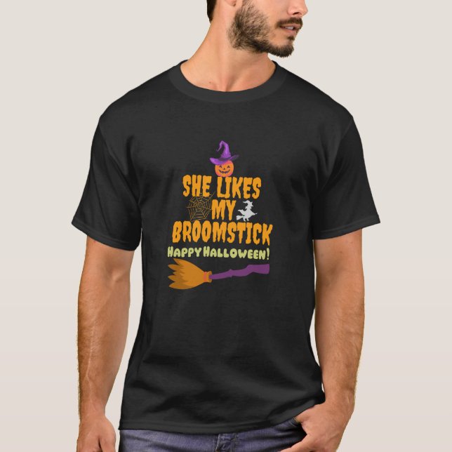 Hon gillar min Broomstick Happy halloween T Shirt (Framsida)