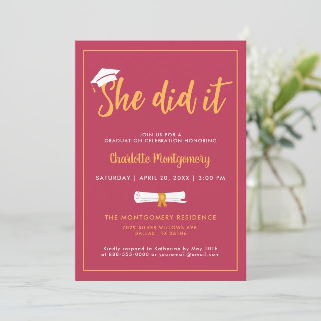 Hon gjorde det, Grad Cap Magenta Studentfest Photo Inbjudningar (Stående Fram)