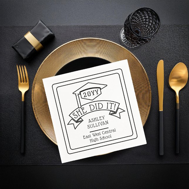 Hon gjorde det i Grad Cap Studenten Namn | Skolor Pappersservett (Black and White Grad Cap "She Did It!" Graduation Name and Class Year with School Paper Napkins)