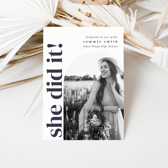 Hon gjorde det i Grad Party Inbjudan med Image (Skapare uppladdad)