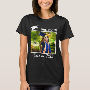 Hon gjorde det i klass 2023 Gratulerara fotot Stud T Shirt