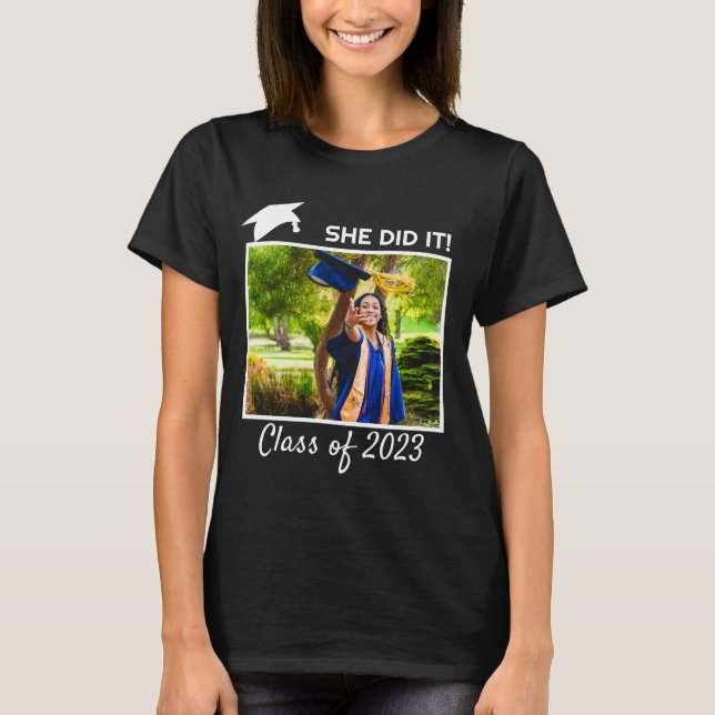 Hon gjorde det i klass 2023 Gratulerara fotot Stud T Shirt (Framsida)
