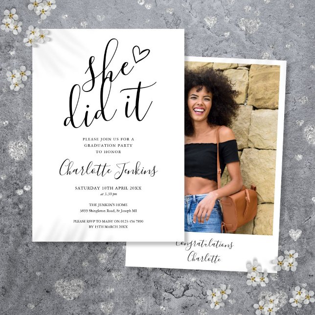 Hon gjorde det manus hjärta foto examensfest inbjudningar (She Did It Script Heart Photo Graduation Party Invitation)