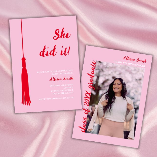 Hon gjorde det till Feminine Red & Rosa Photo Stud Inbjudningar (graduation party invitation class of 2024 photo trendy chic feminine bold red and pink grad tassel)
