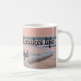 Hon gör livet vackert kaffemugg