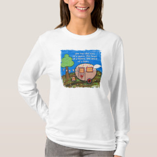 Hon hade soulen av en zigensk campareskjorta, t-shirt