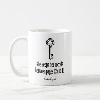 Hon håller sina hemligheter mellan sidorna 42 och kaffemugg