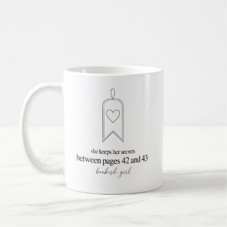 Hon håller sina hemligheter mellan sidorna 42 och kaffemugg