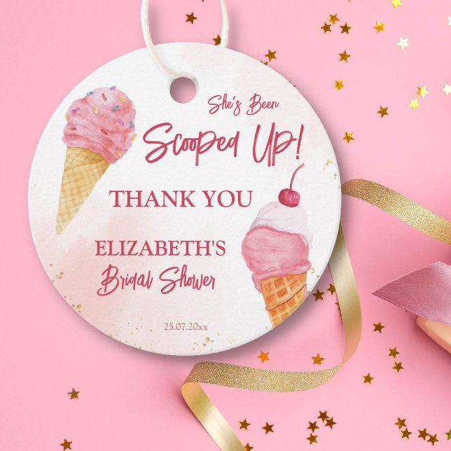 Hon har blivit upphämtad rosa glass bröllopsdusch gåvor etiketter (She's been scooped up pink  ice cream bridal shower favor gift tags)