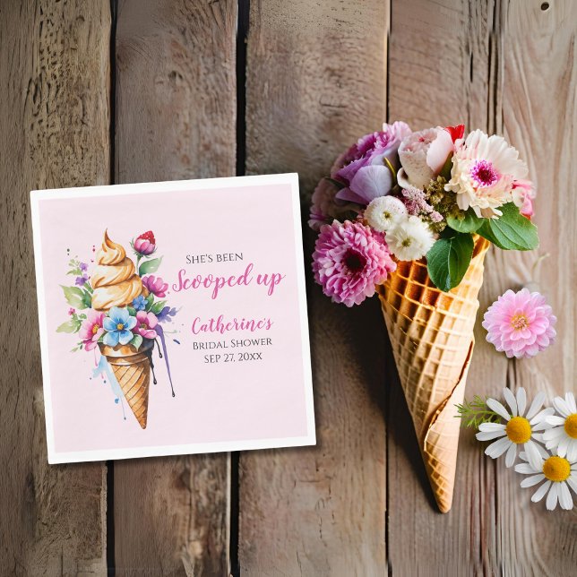 Hon har blivit upphittad Glass Bröllopsfest Pappersservett (Flat lay she’s been scooped up ice cream themed blush pink napkin with watercolor floral ice cream )