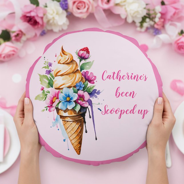 Hon har blivit uppiskad Glass Bröllopsdusch Rund Kudde (Front view girly pretty pink ice cream themed pillow for she’s been scooped up theme bride to be)