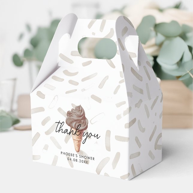 Hon har blivit uppskurna av chokladskugga presentaskar (Skapare uppladdad)