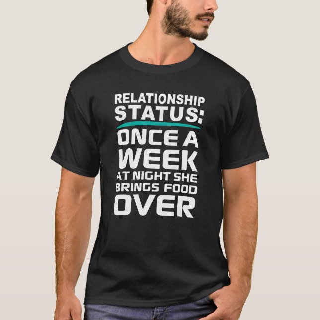 Hon har en enda status för livsmedelsrelationerna t shirt (Framsida)