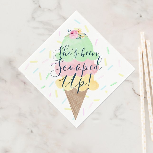 Hon har fått en soppad Möhippa för iskräm Pappersservett (Sprinkle She's Been Scooped Up Ice Cream Bridal Shower Napkins)