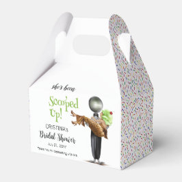 Hon har fått upp Möhippan Pistachio Ice kräm Presentaskar