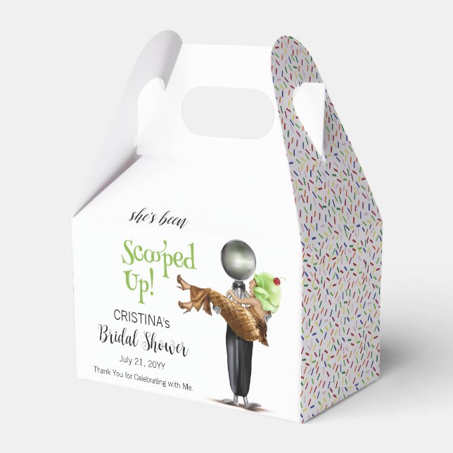 Hon har fått upp Möhippan Pistachio Ice kräm Presentaskar (Framsidan Sidan)