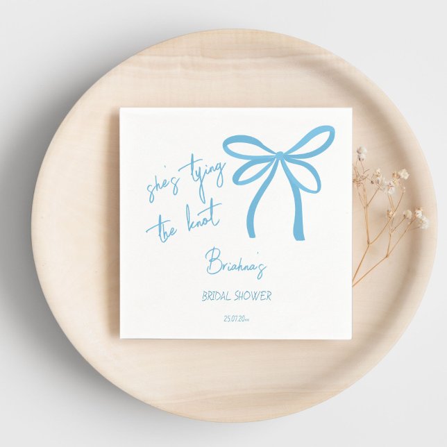 Hon har gifter sig blått band tryckt pappersservett (She's tying the knot blue ribbon bow bridal shower printed napkins personalized tableware decor)