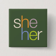 Hon har sin Pronoun Button Pin