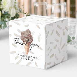 Hon har skopor av chokladregn fyrkantig tårta presentaskar