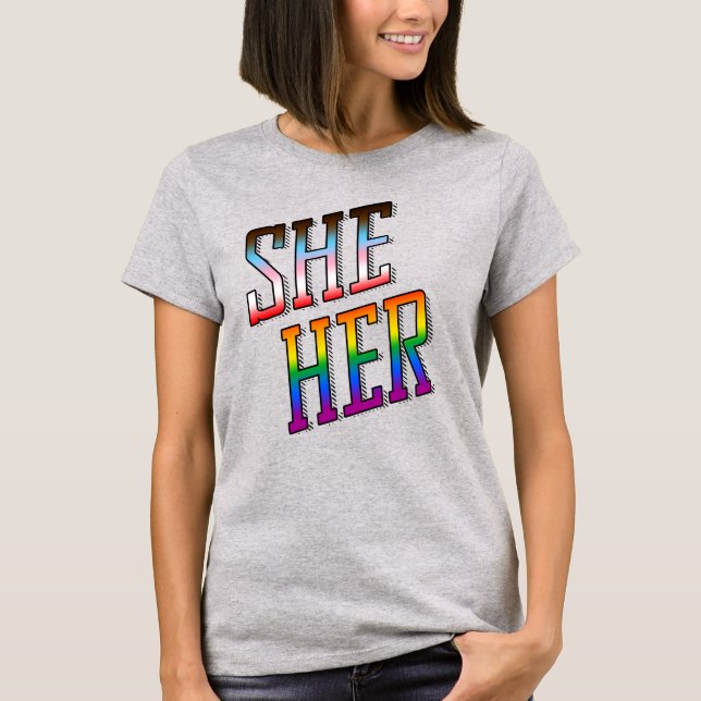 Hon / Hennes Progress Pride Pronomen T-Shirt (Framsida)