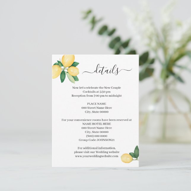 Hon hittade sitt huvudkort för att sätta i korten. inbjudningar (Stående Fram)