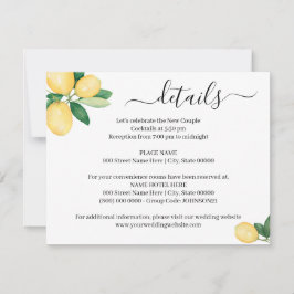 Hon hittade sitt huvudkort för att sätta i korten. inbjudningar