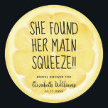 Hon hittade sitt huvudlexiga Lemon-segment Runt Klistermärke<br><div class="desc">Hon hittade sin huvudsakliga Lemon Slice Möhippa Classic Round Sticker</div>