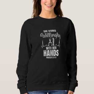 Hon jobbar gärna med Händer Hairstylist Bib T Shirt