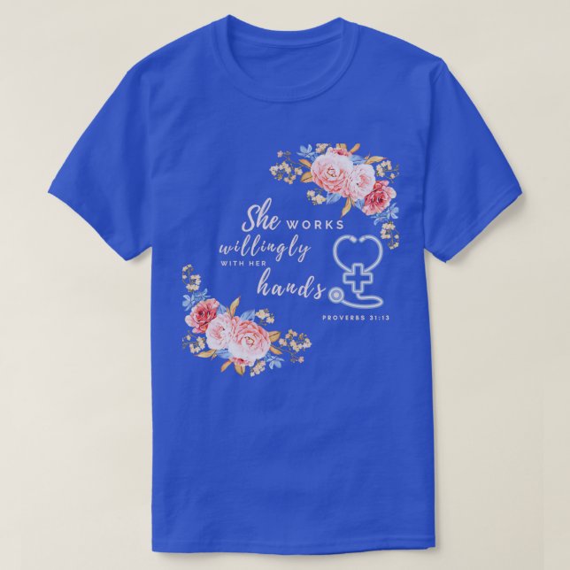 Hon jobbar gärna med händer Proverbs 3113 N T Shirt (Design framsida)